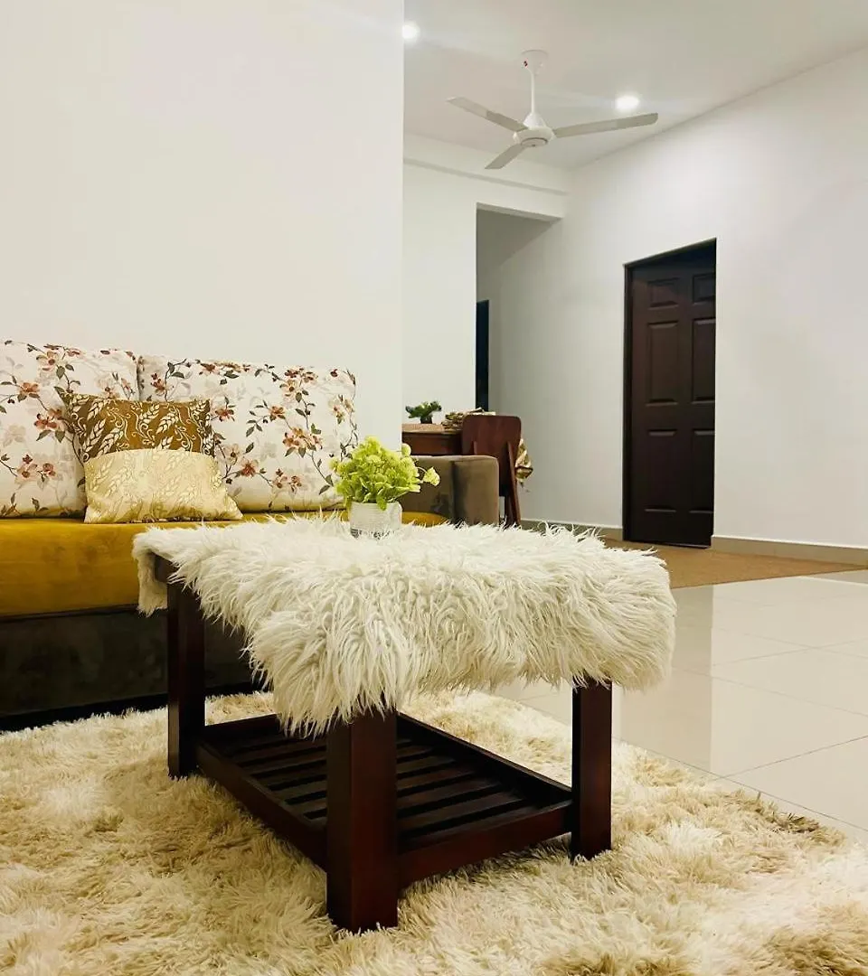 Sun Sky Negombo Serviced Apartment 0*,